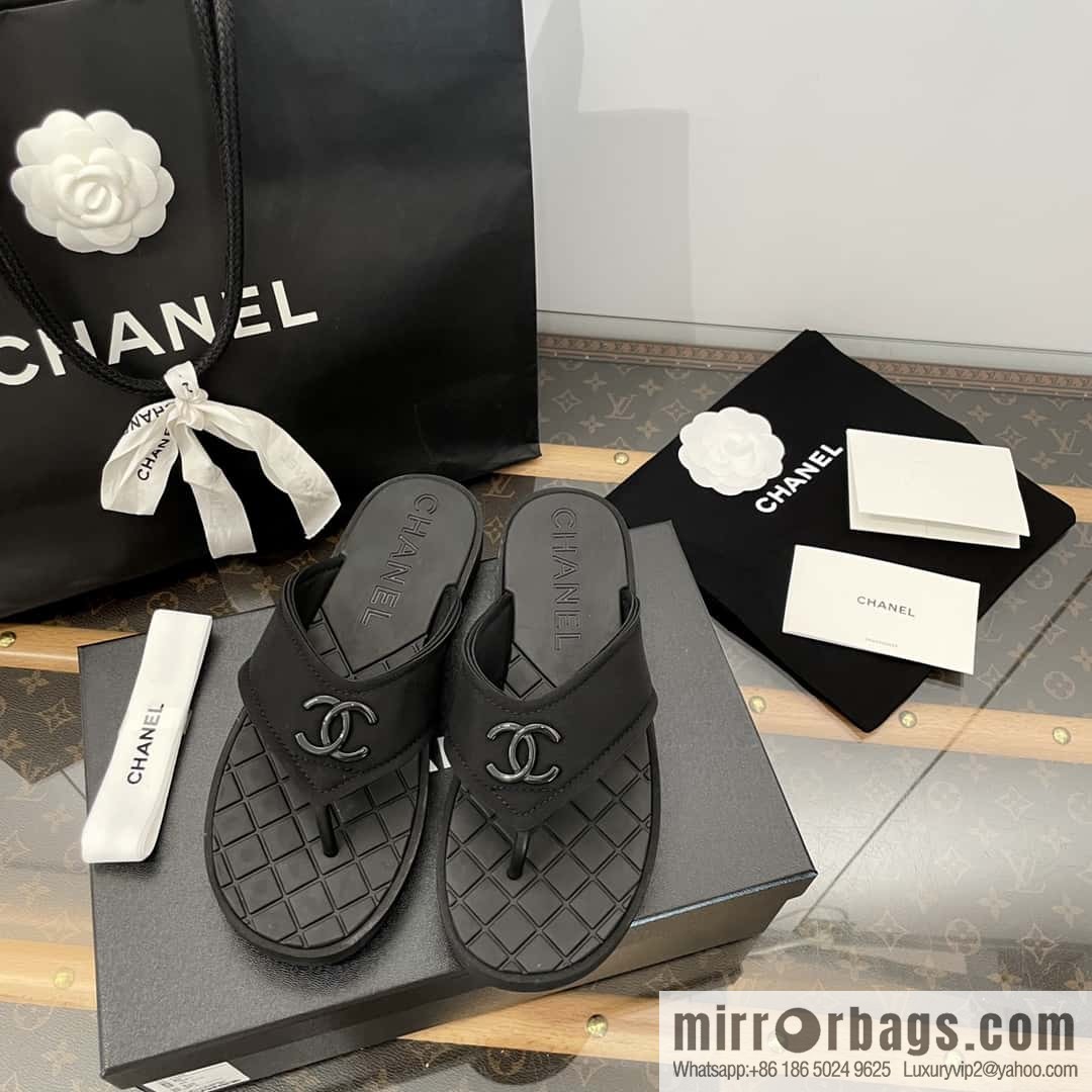 CHANEL Xiaoxiang Double C-buckle black flip-flops