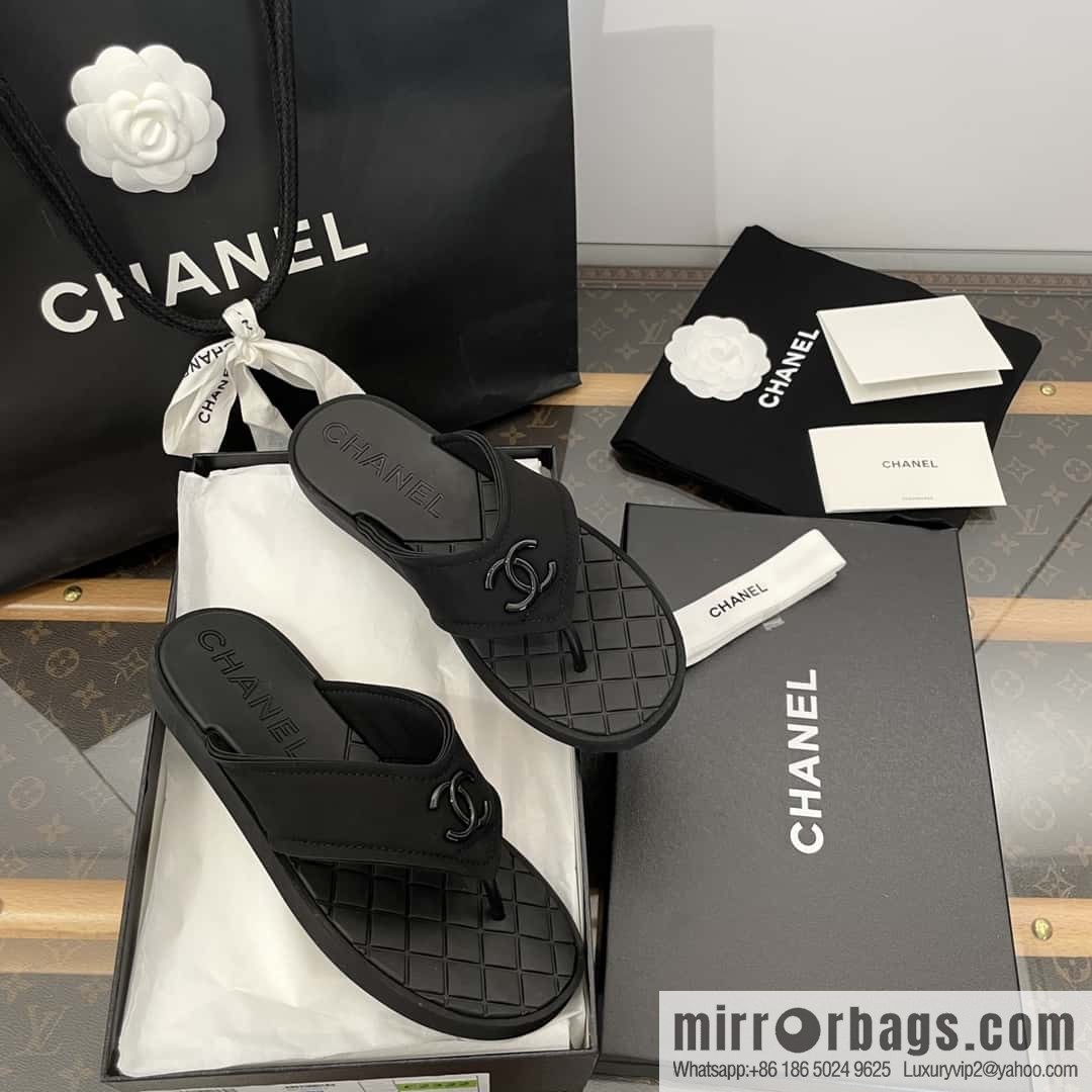 CHANEL Xiaoxiang Double C-buckle black flip-flops