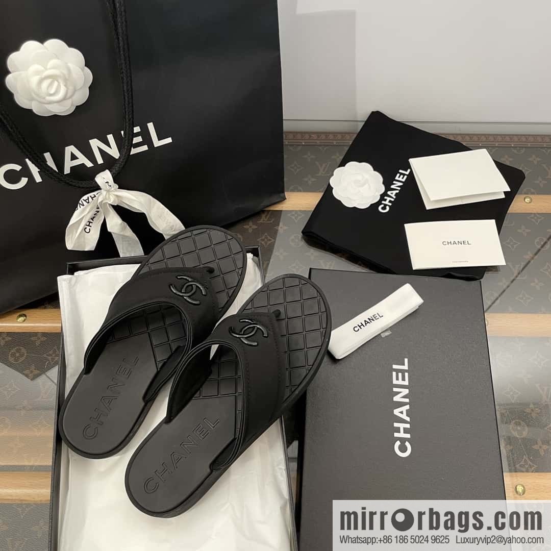 CHANEL Xiaoxiang Double C-buckle black flip-flops