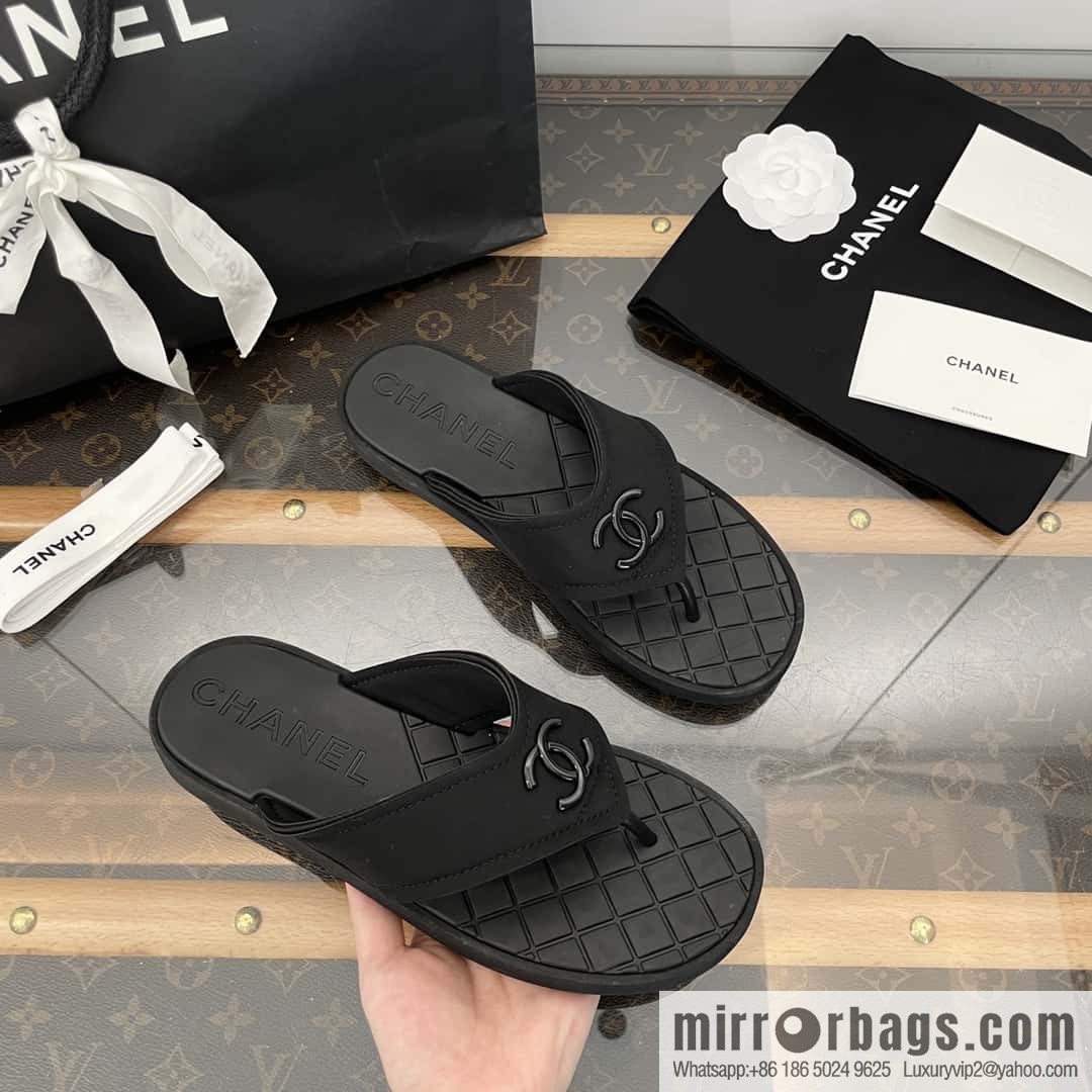 CHANEL Xiaoxiang Double C-buckle black flip-flops