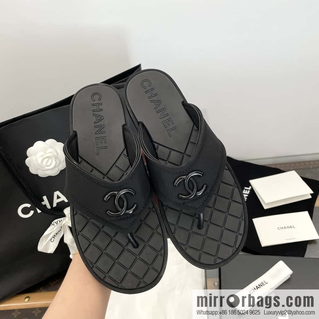 CHANEL Xiaoxiang Double C-buckle black flip-flops
