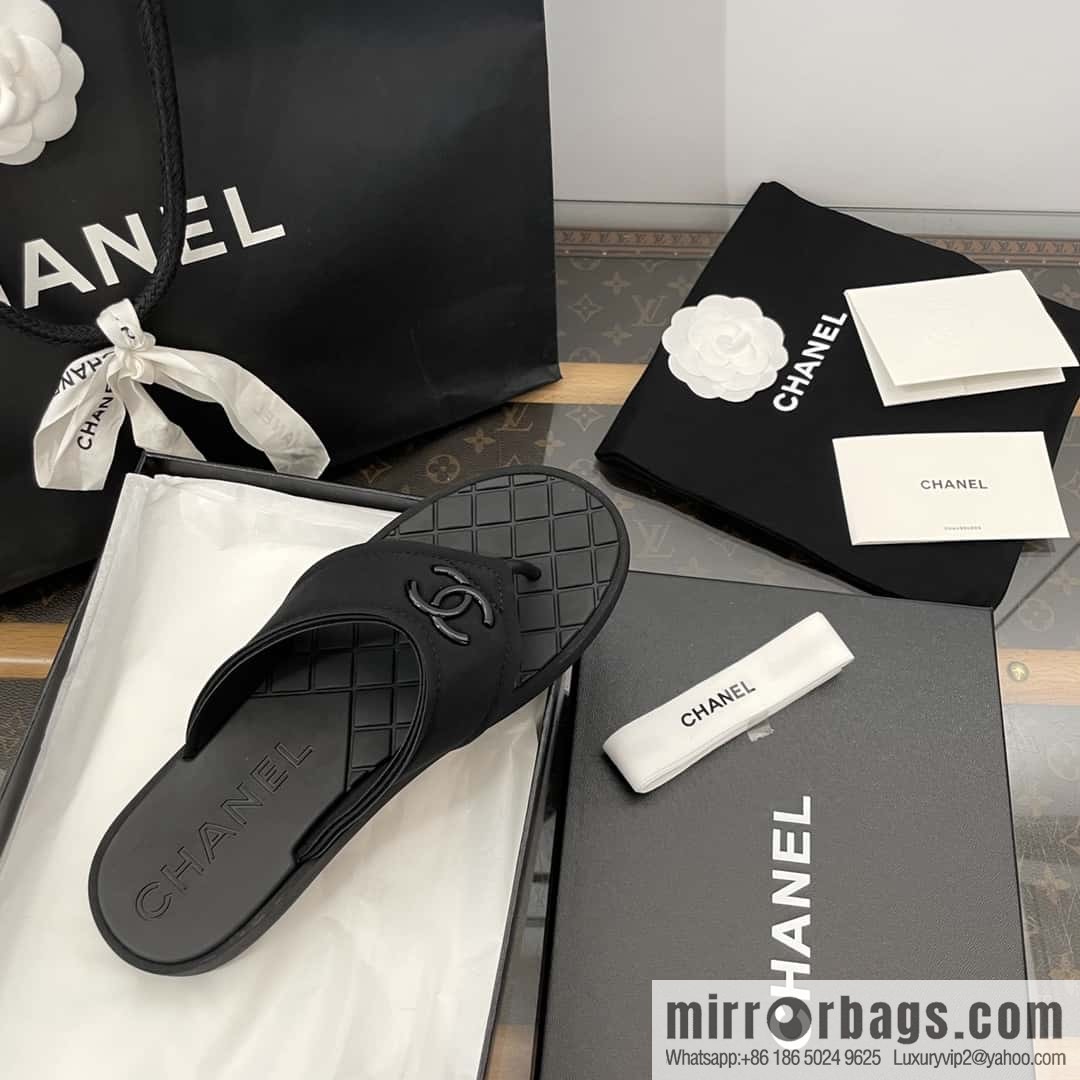 CHANEL Xiaoxiang Double C-buckle black flip-flops