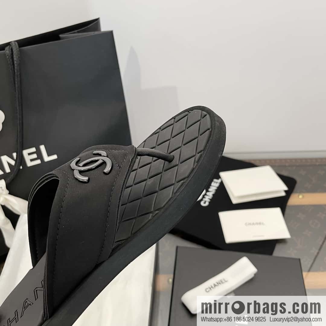 CHANEL Xiaoxiang Double C-buckle black flip-flops