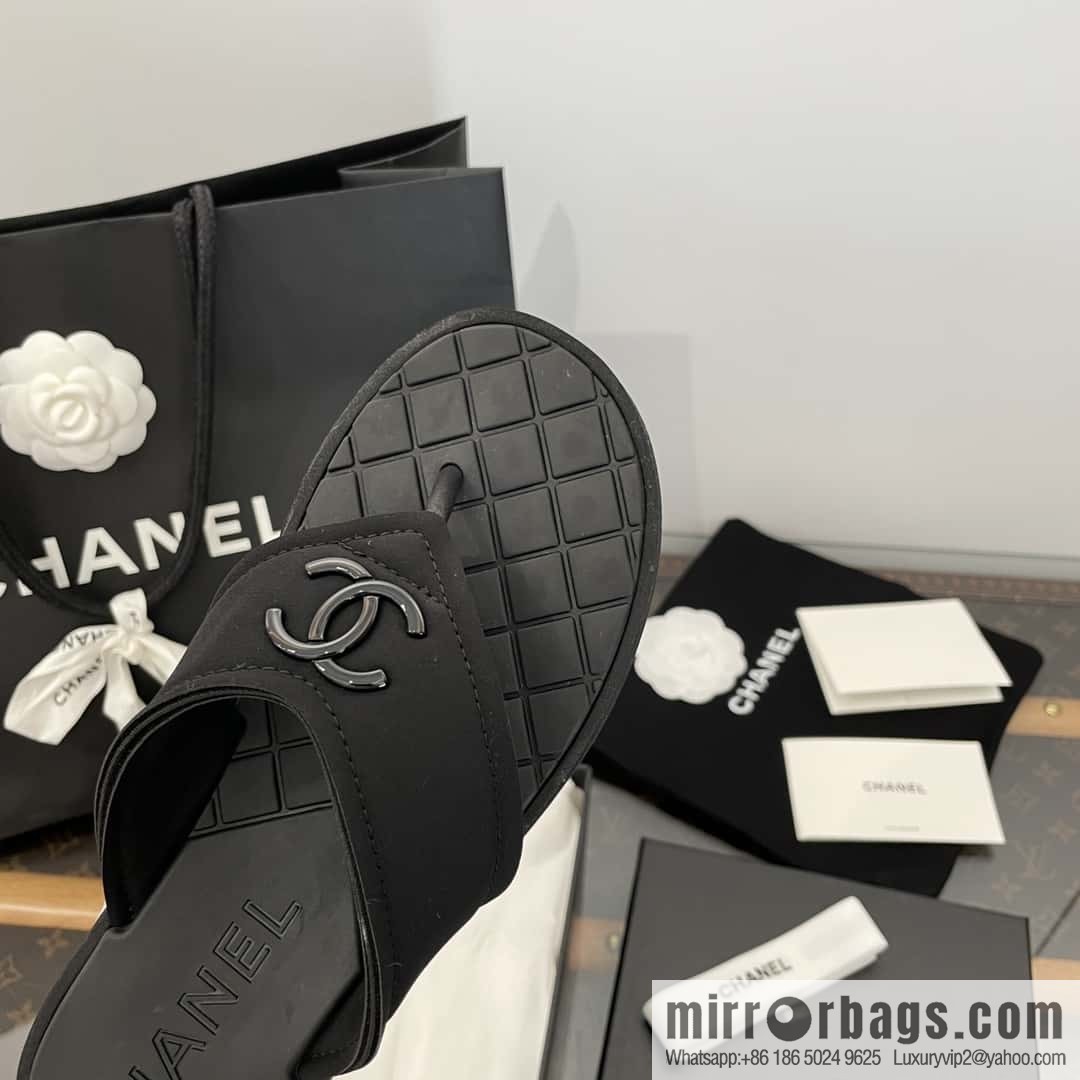CHANEL Xiaoxiang Double C-buckle black flip-flops