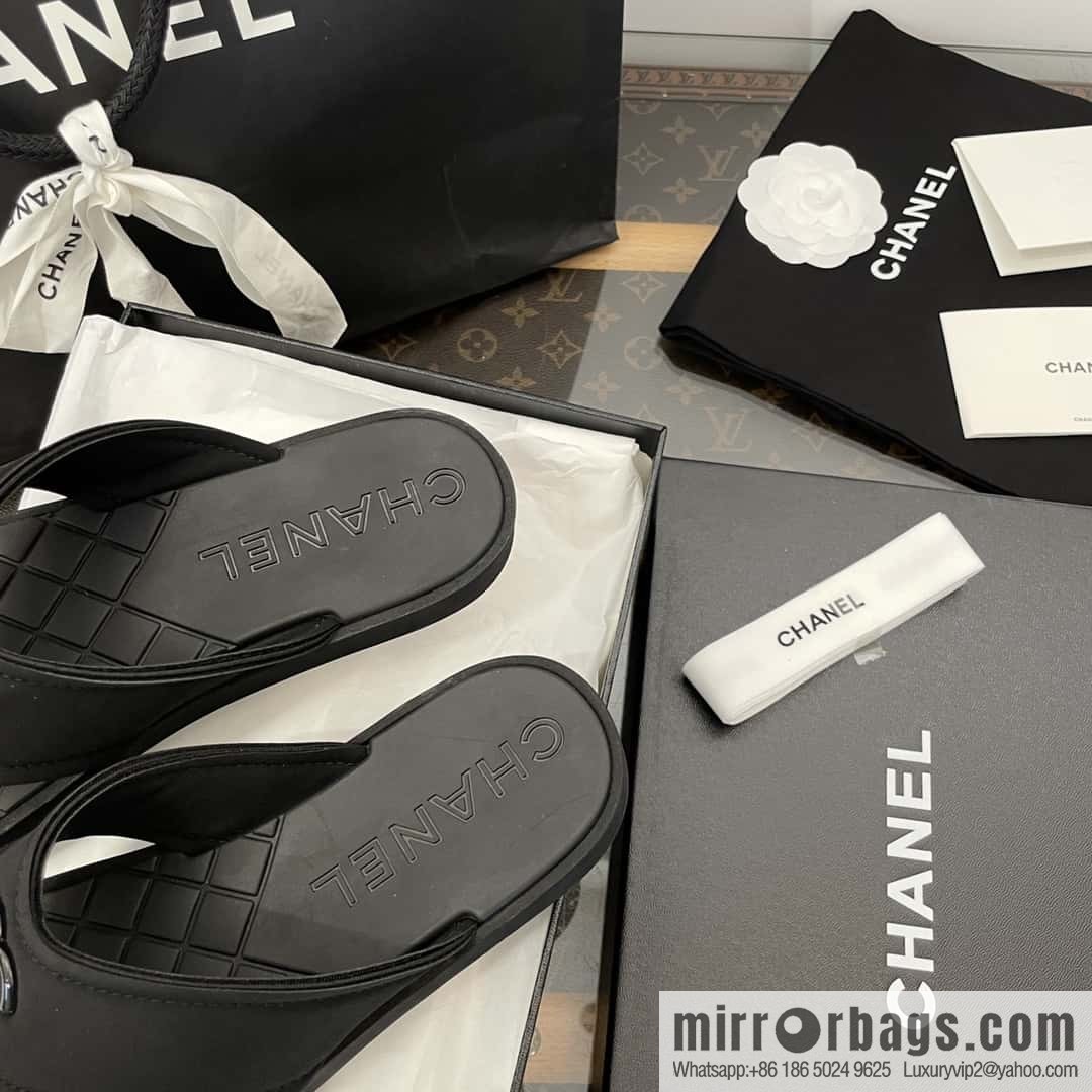 CHANEL Xiaoxiang Double C-buckle black flip-flops