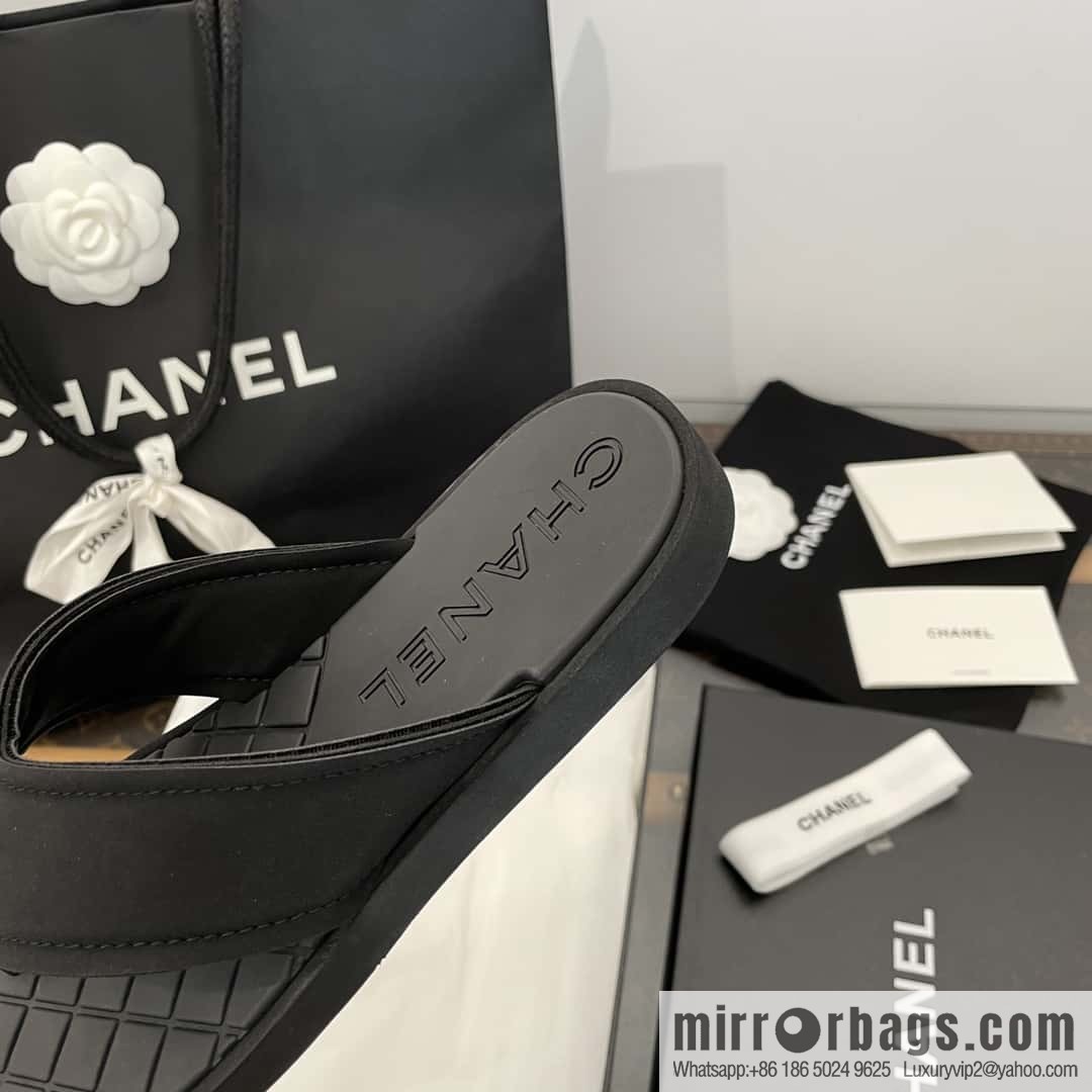 CHANEL Xiaoxiang Double C-buckle black flip-flops