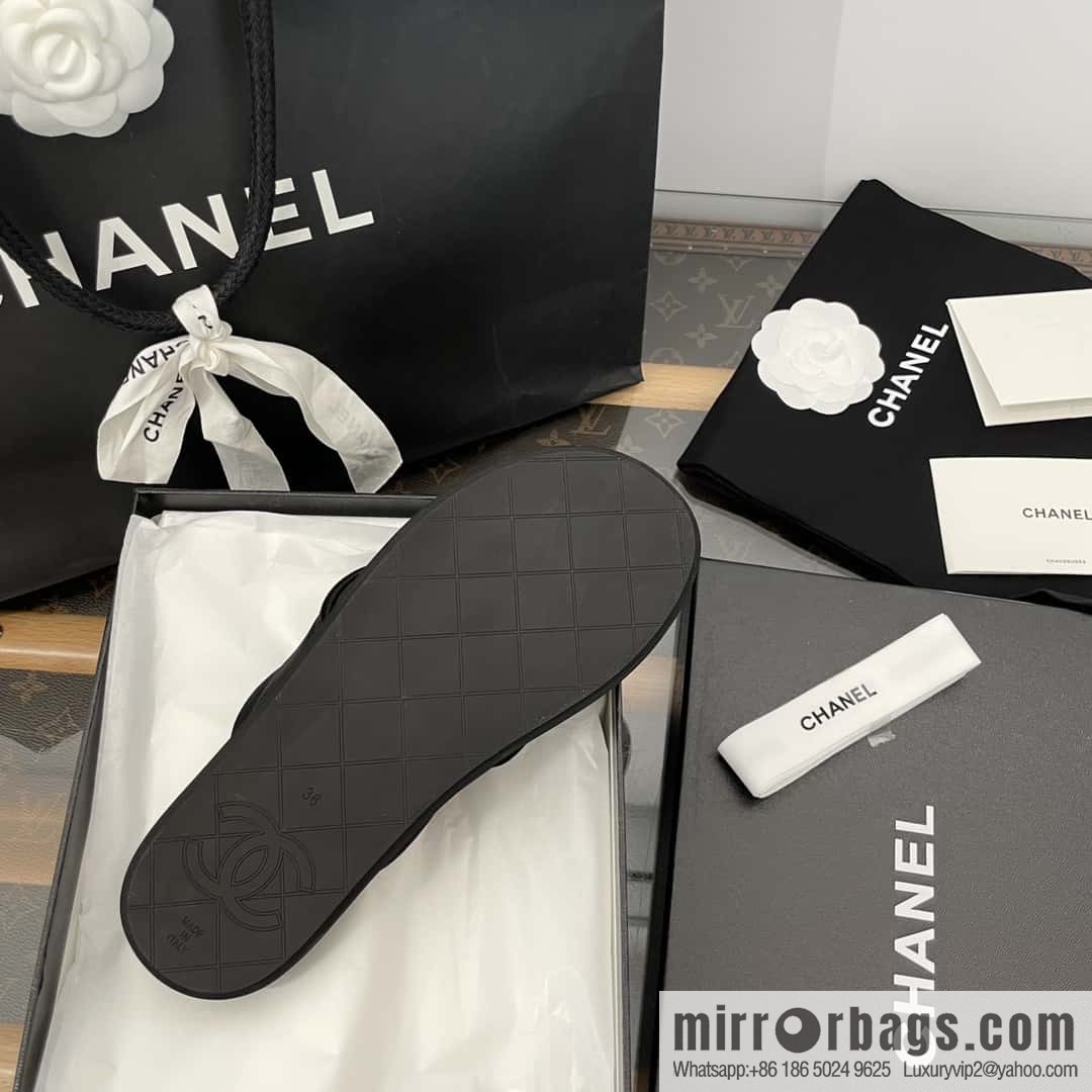 CHANEL Xiaoxiang Double C-buckle black flip-flops