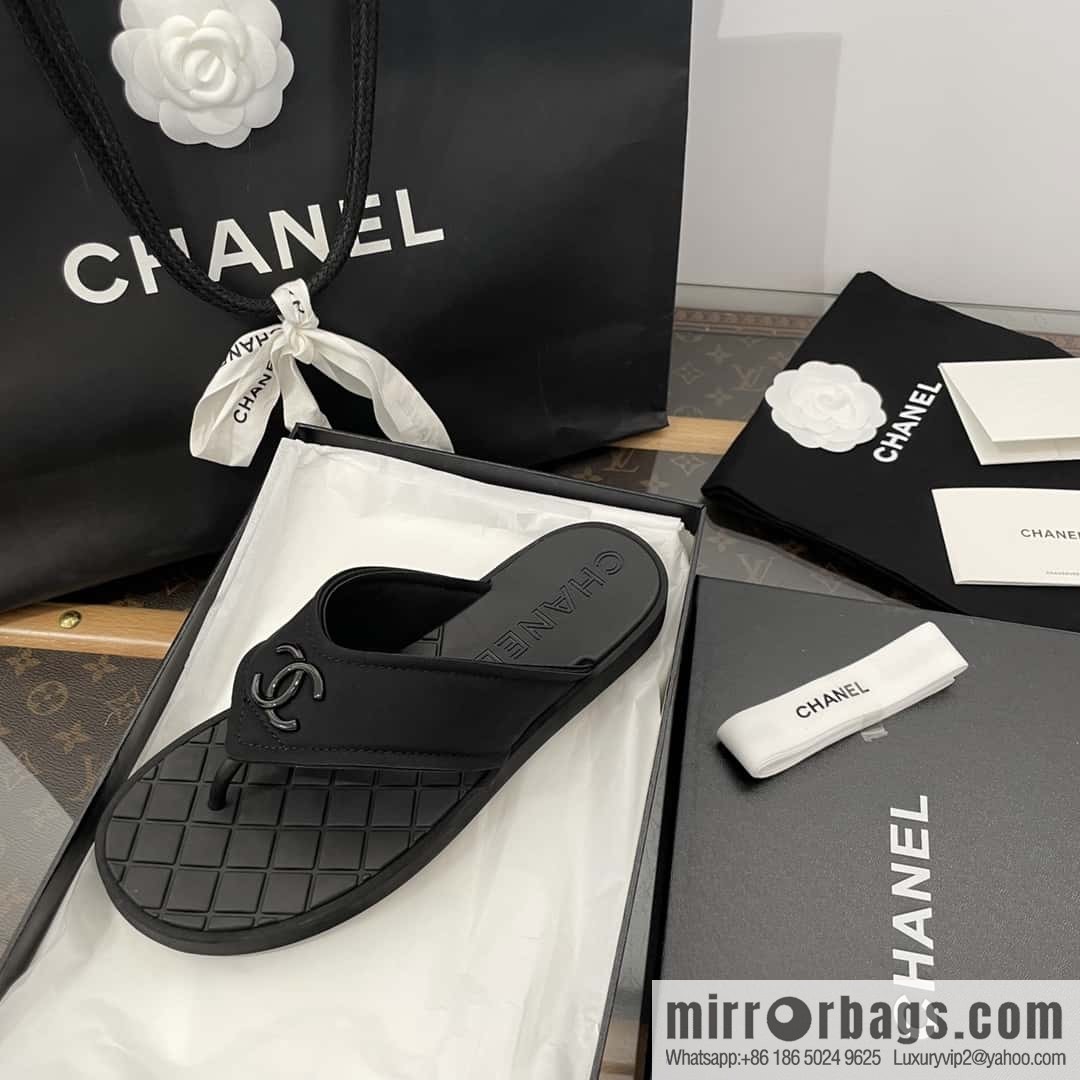 CHANEL Xiaoxiang Double C-buckle black flip-flops