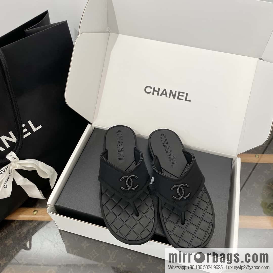 CHANEL Xiaoxiang Double C-buckle black flip-flops