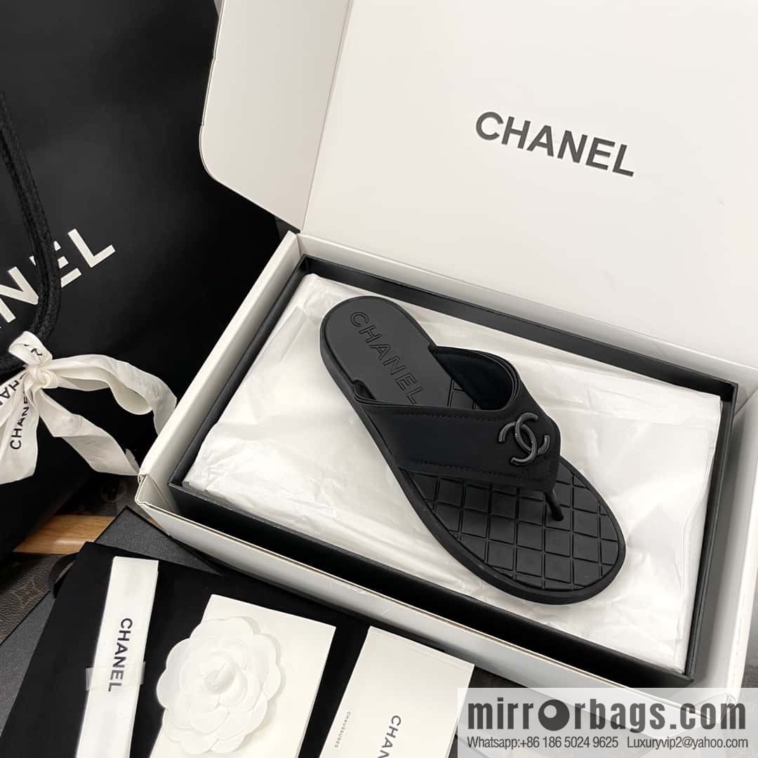 CHANEL Xiaoxiang Double C-buckle black flip-flops