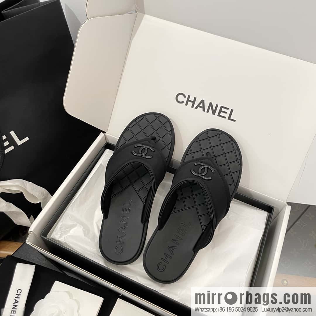 CHANEL Xiaoxiang Double C-buckle black flip-flops