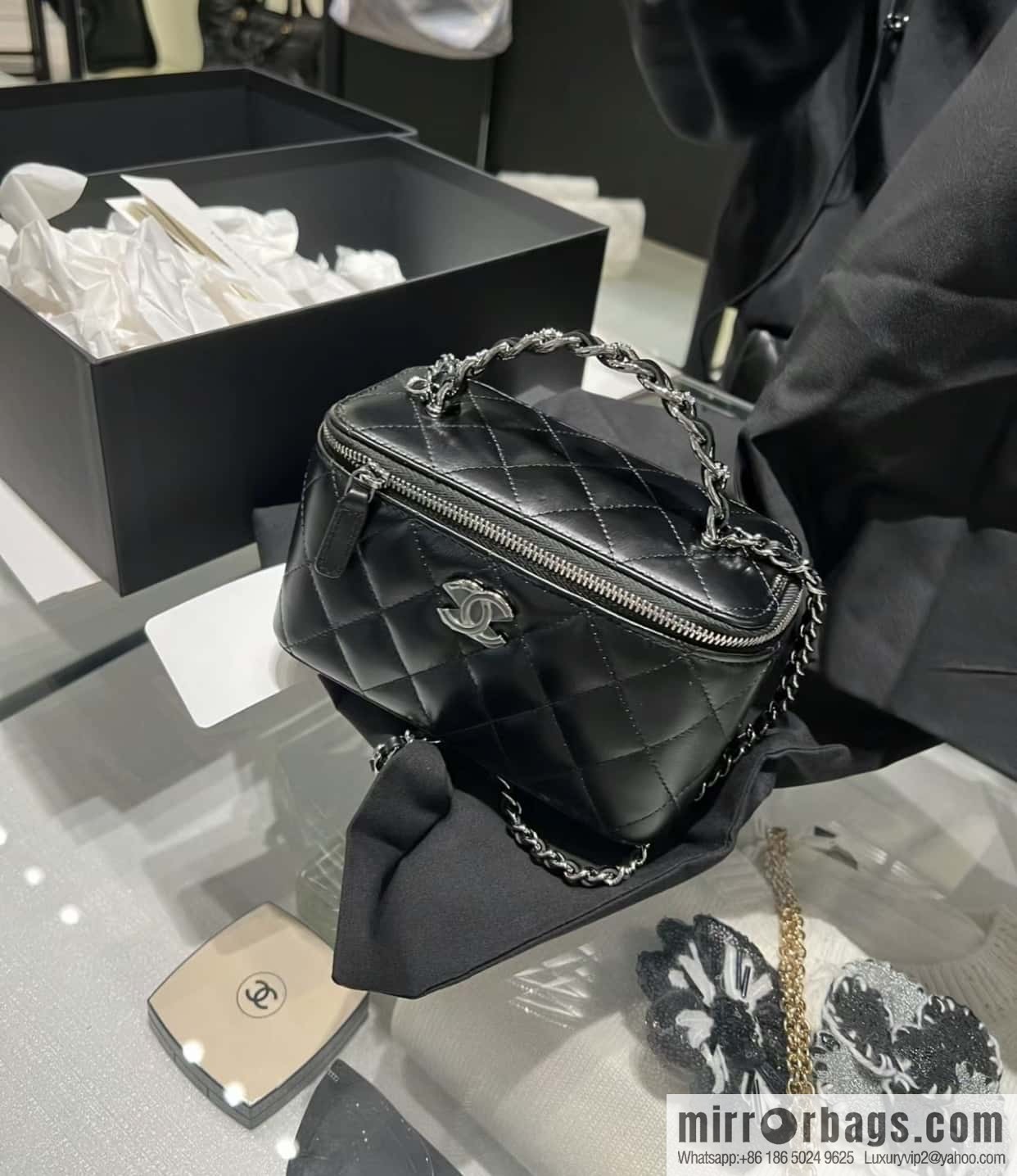 𝗖𝗛𝗔𝗡𝗘𝗟 𝟮𝟯𝗸 Rhinestone handle long box, black 🔜 AP3593