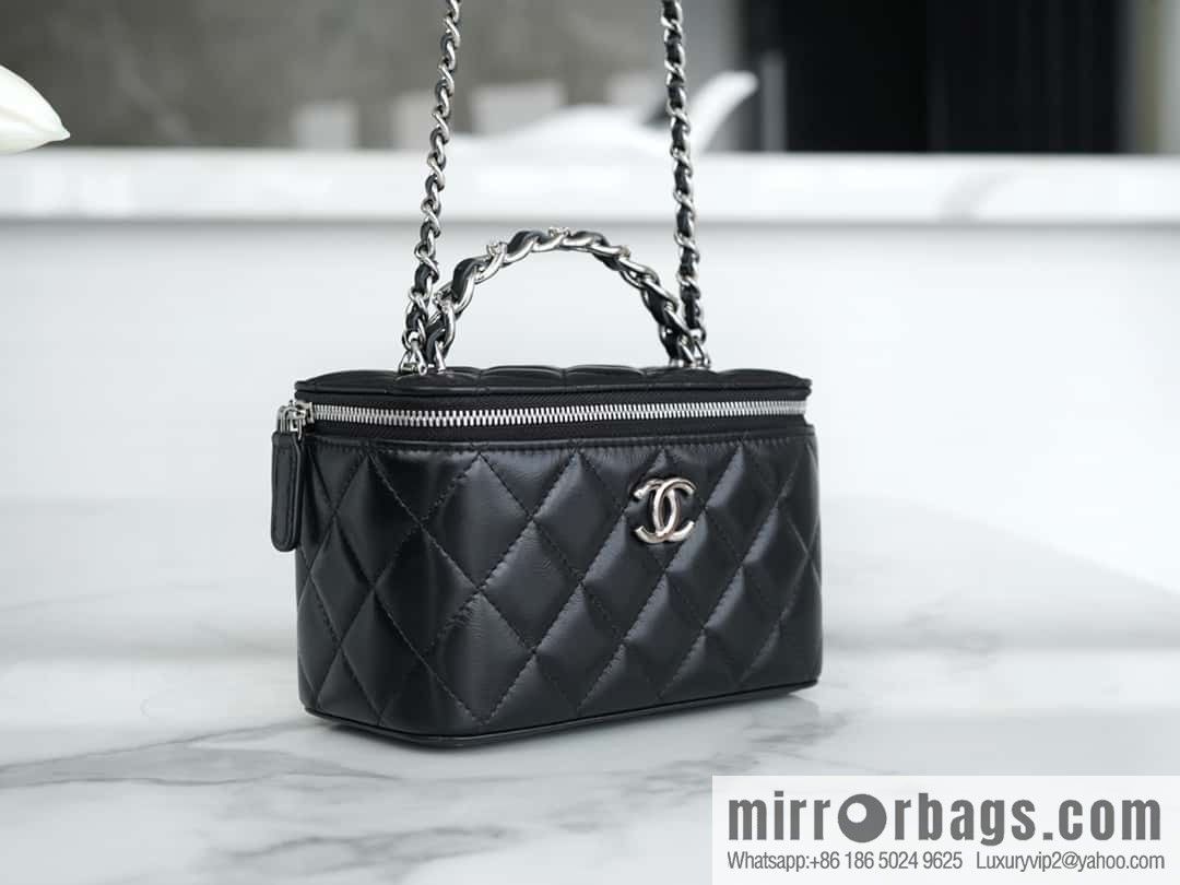 𝗖𝗛𝗔𝗡𝗘𝗟 𝟮𝟯𝗸 Rhinestone handle long box, black 🔜 AP3593
