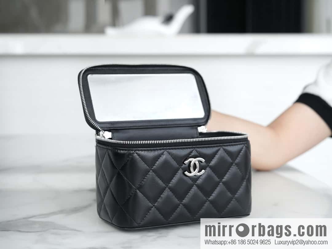 𝗖𝗛𝗔𝗡𝗘𝗟 𝟮𝟯𝗸 Rhinestone handle long box, black 🔜 AP3593