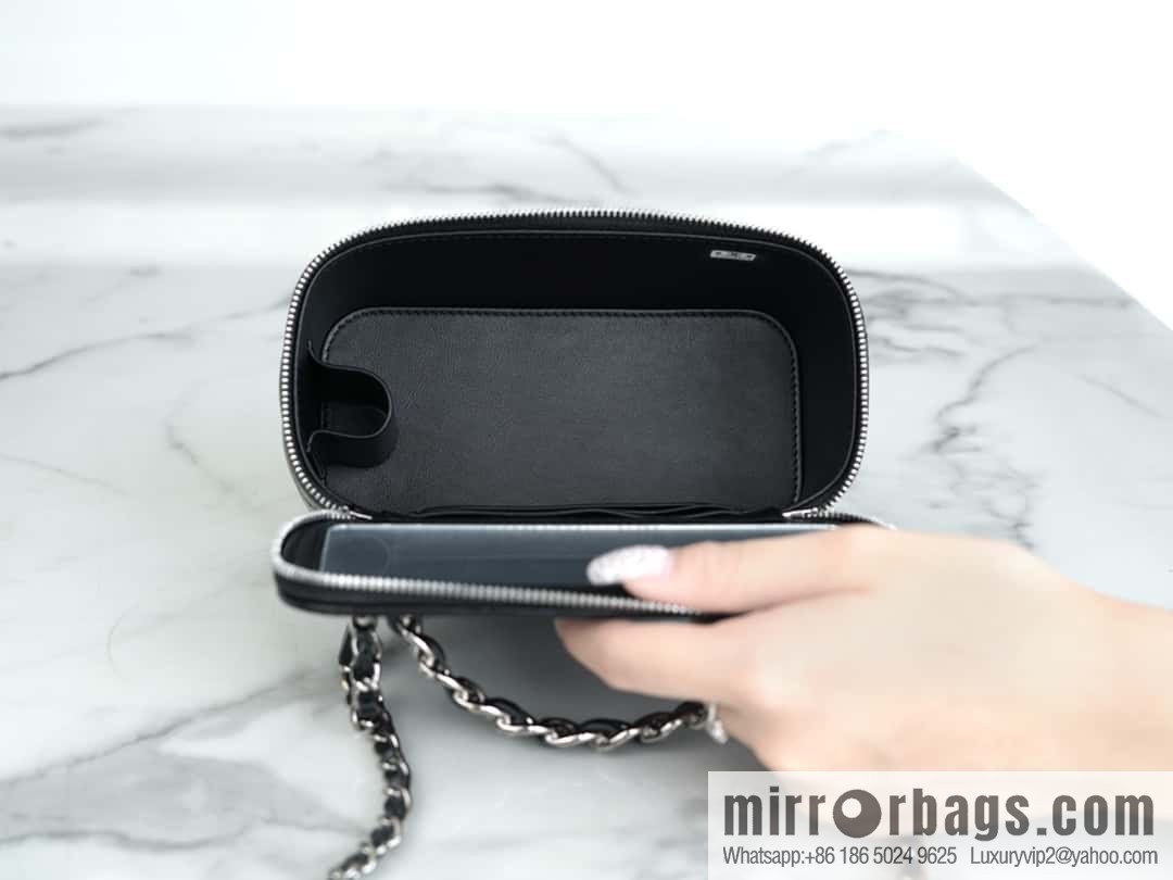 𝗖𝗛𝗔𝗡𝗘𝗟 𝟮𝟯𝗸 Rhinestone handle long box, black 🔜 AP3593