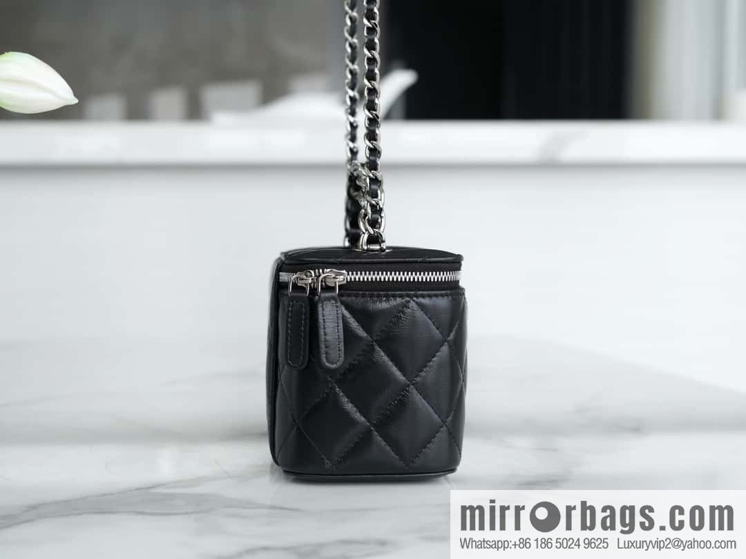 𝗖𝗛𝗔𝗡𝗘𝗟 𝟮𝟯𝗸 Rhinestone handle long box, black 🔜 AP3593