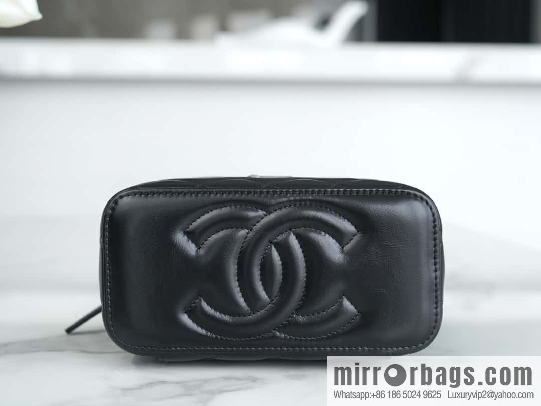 𝗖𝗛𝗔𝗡𝗘𝗟 𝟮𝟯𝗸 Rhinestone handle long box, black 🔜 AP3593