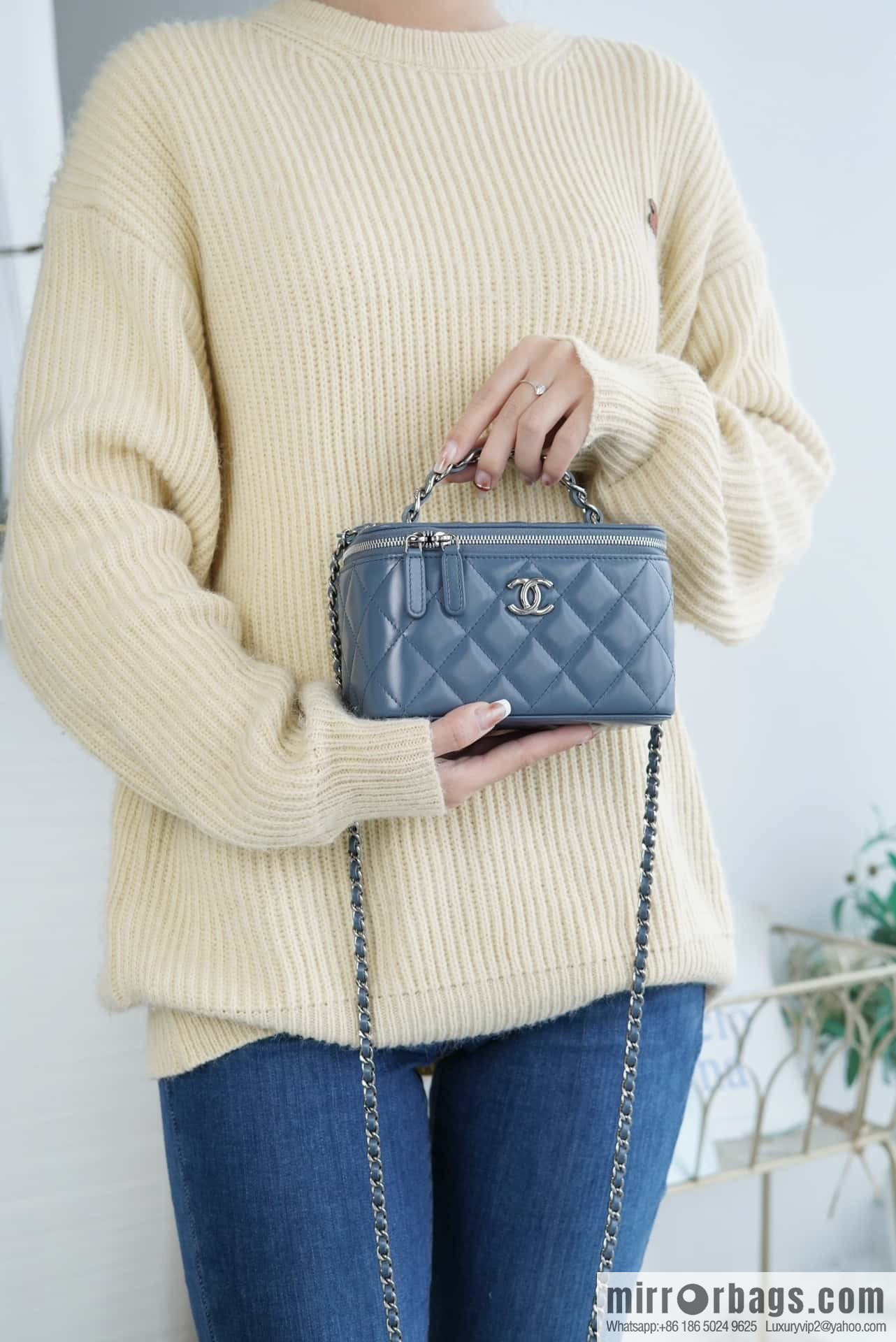 𝗖𝗛𝗔𝗡𝗘𝗟 𝟮𝟯𝗸 rhinestone handle long box, haze blue 🔜 AP3593