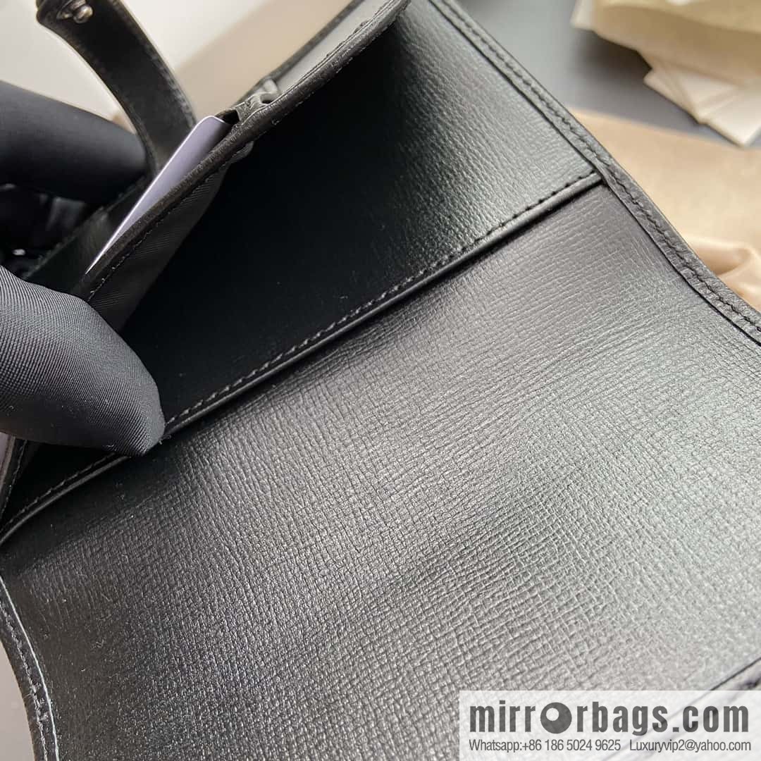 GUCCI G Replica Luxury Handbag Decoration Interlocking Double G Label Passport Holder 724562