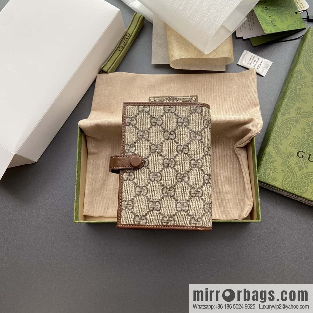 GUCCI G Replica Luxury Handbag Decoration Interlocking Double G Label Passport Holder 724562