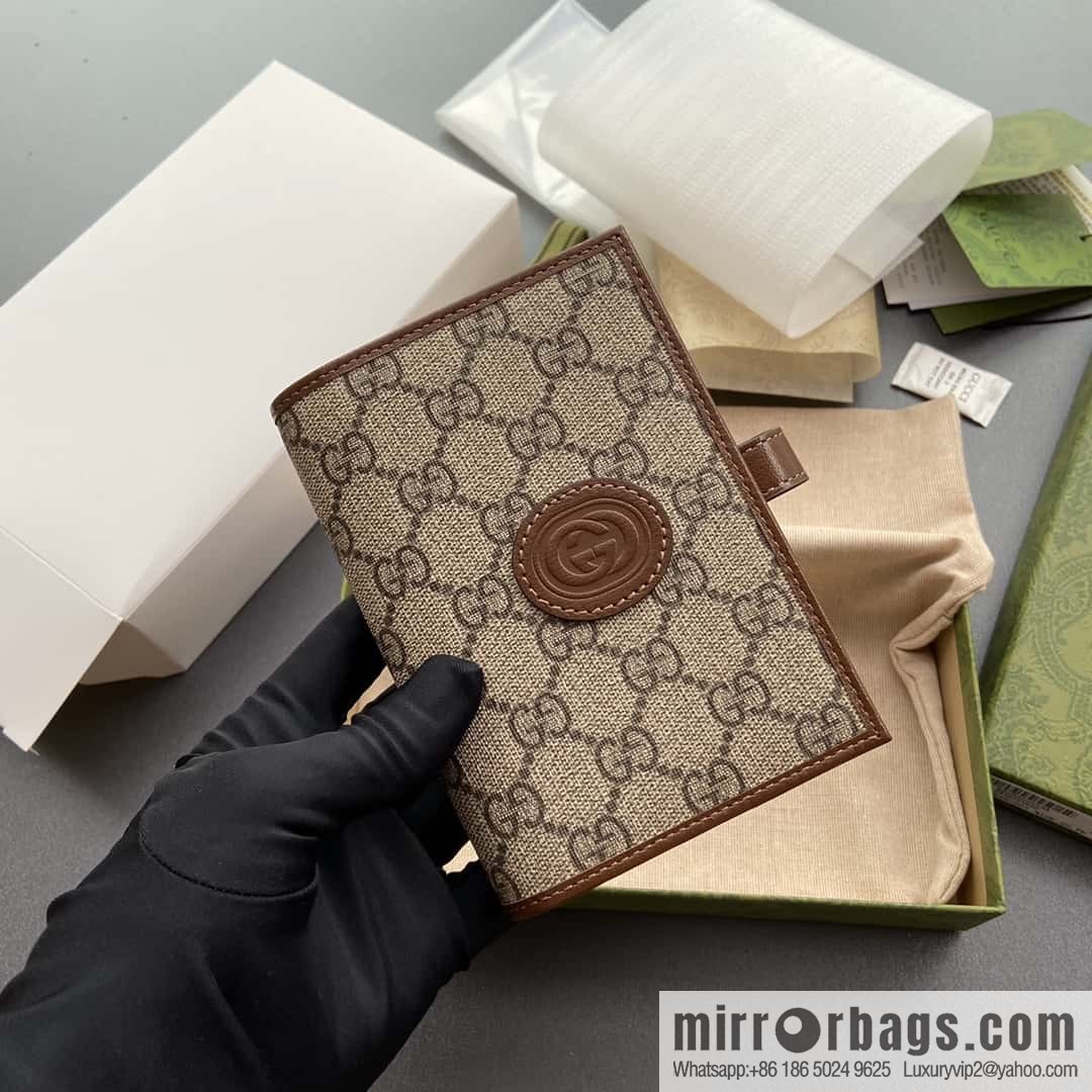 GUCCI G Replica Luxury Handbag Decoration Interlocking Double G Label Passport Holder 724562
