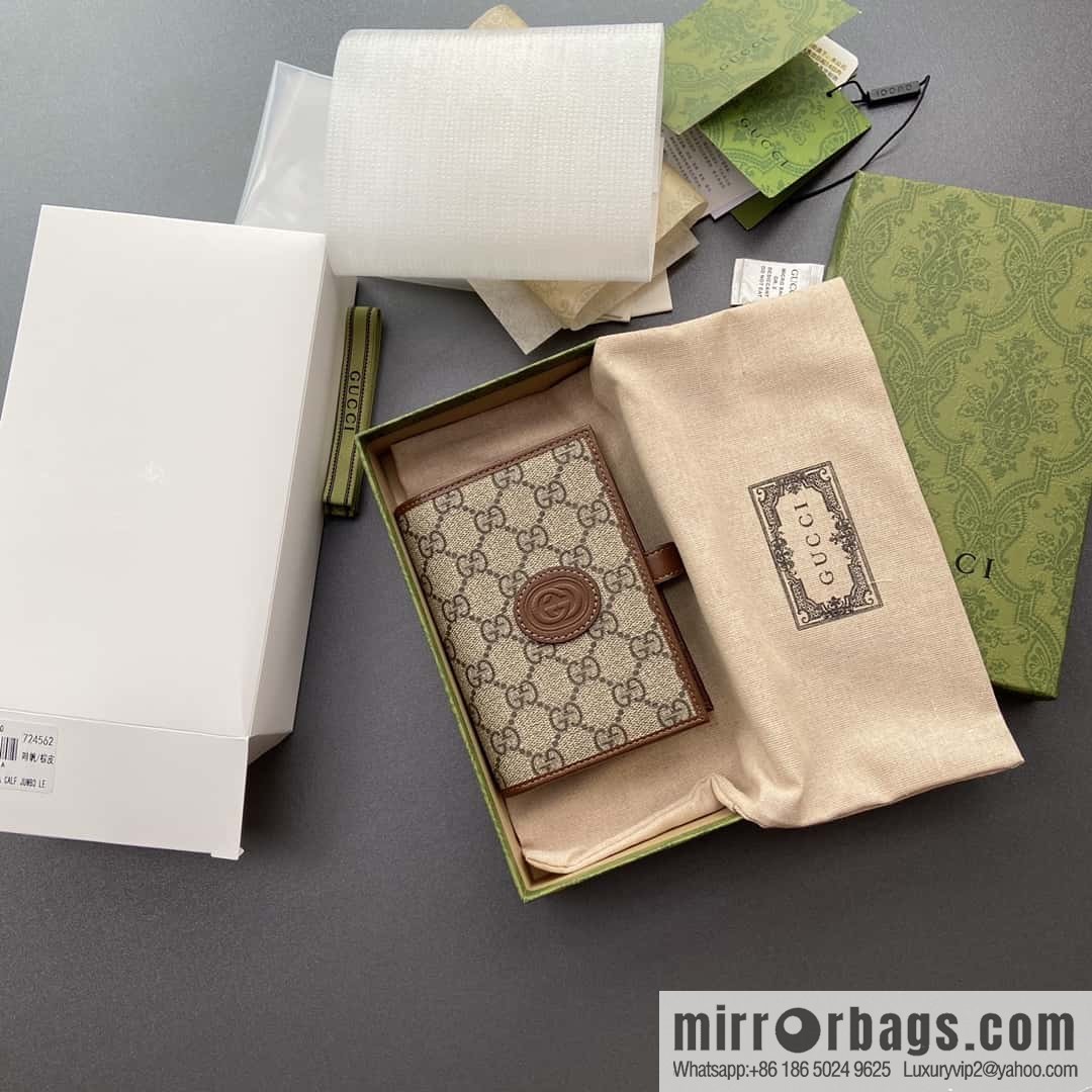 GUCCI G Replica Luxury Handbag Decoration Interlocking Double G Label Passport Holder 724562