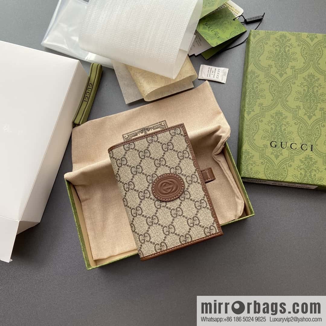 GUCCI G Replica Luxury Handbag Decoration Interlocking Double G Label Passport Holder 724562