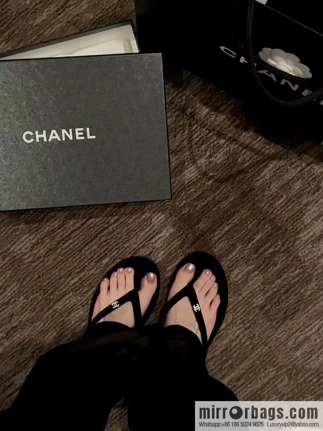 CHANEL Xiaoxiang spring and summer velvet, double C rhinestone buckle flip-flop slippers