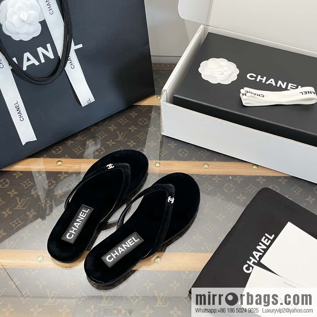 CHANEL Xiaoxiang spring and summer velvet, double C rhinestone buckle flip-flop slippers