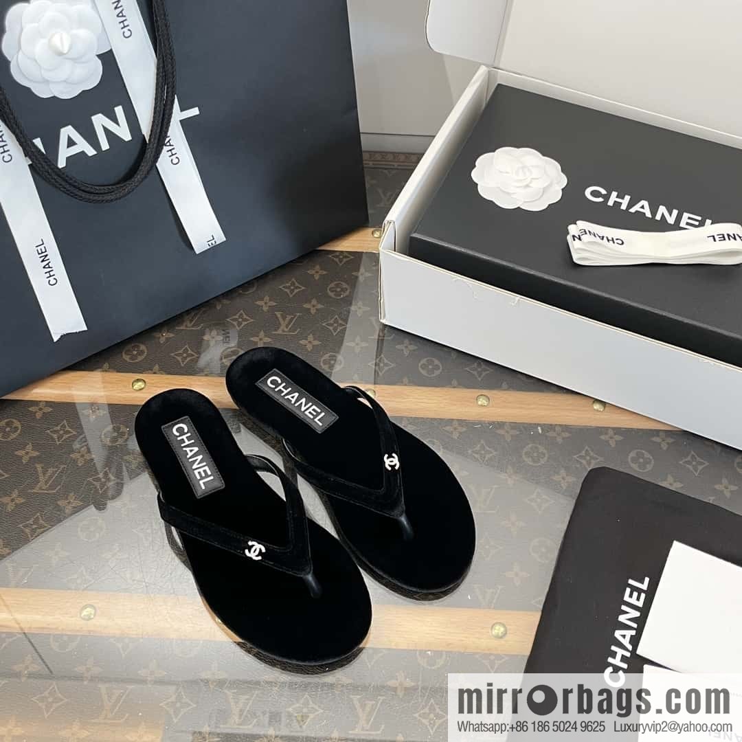 CHANEL Xiaoxiang spring and summer velvet, double C rhinestone buckle flip-flop slippers