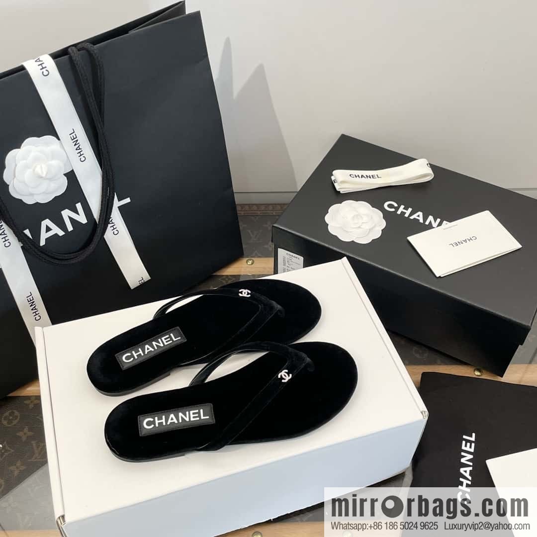 CHANEL Xiaoxiang spring and summer velvet, double C rhinestone buckle flip-flop slippers