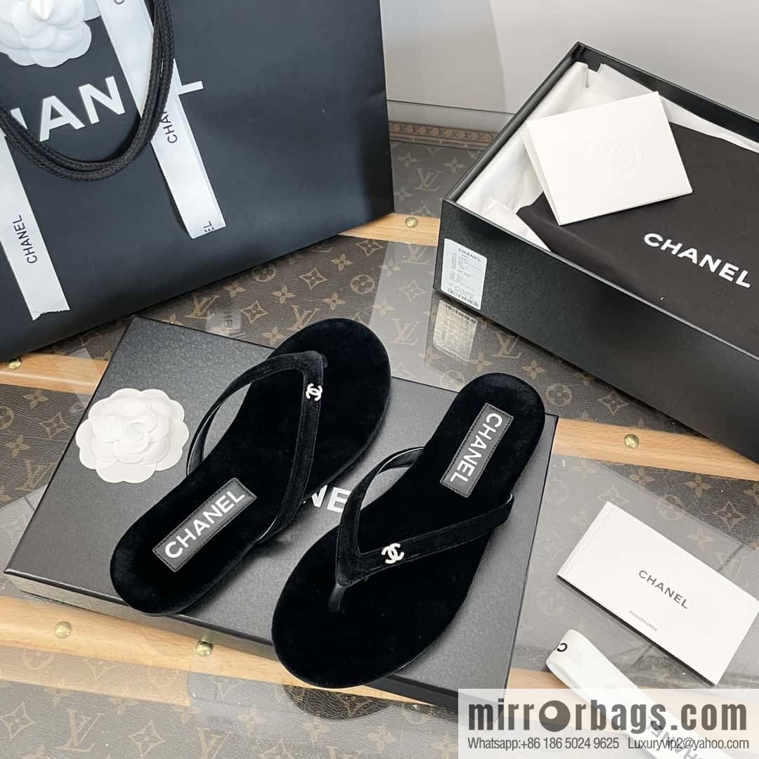 CHANEL Xiaoxiang spring and summer velvet, double C rhinestone buckle flip-flop slippers