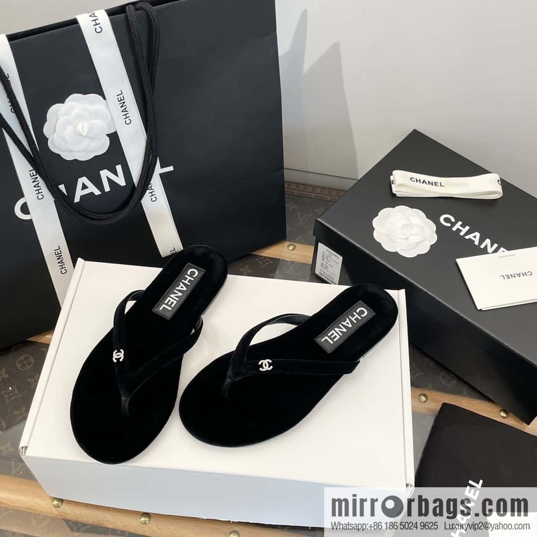 CHANEL Xiaoxiang spring and summer velvet, double C rhinestone buckle flip-flop slippers
