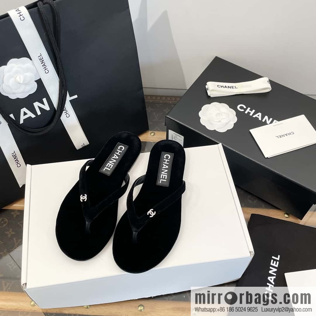 CHANEL Xiaoxiang spring and summer velvet, double C rhinestone buckle flip-flop slippers
