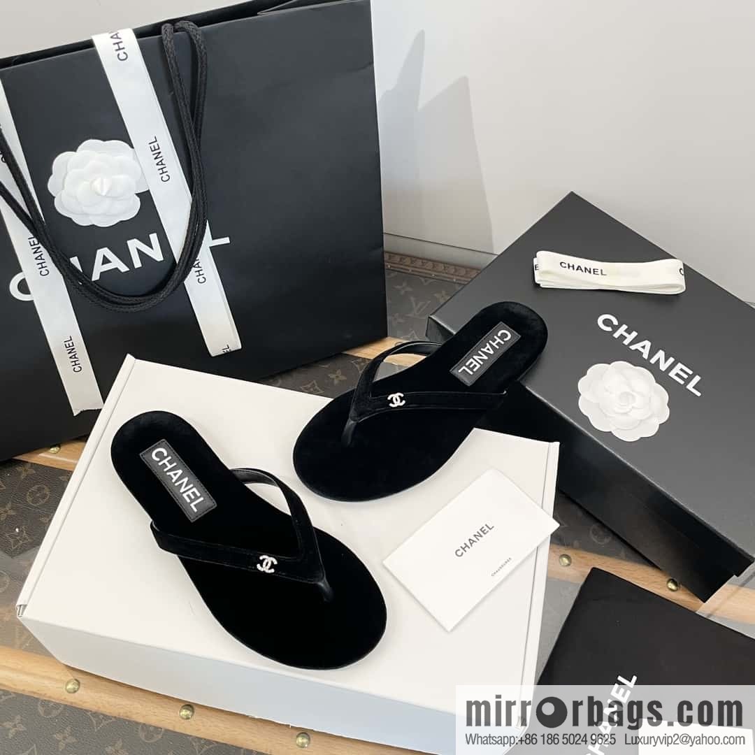 CHANEL Xiaoxiang spring and summer velvet, double C rhinestone buckle flip-flop slippers