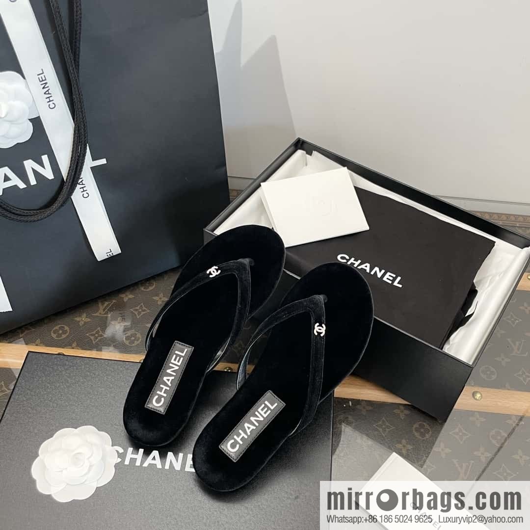 CHANEL Xiaoxiang spring and summer velvet, double C rhinestone buckle flip-flop slippers