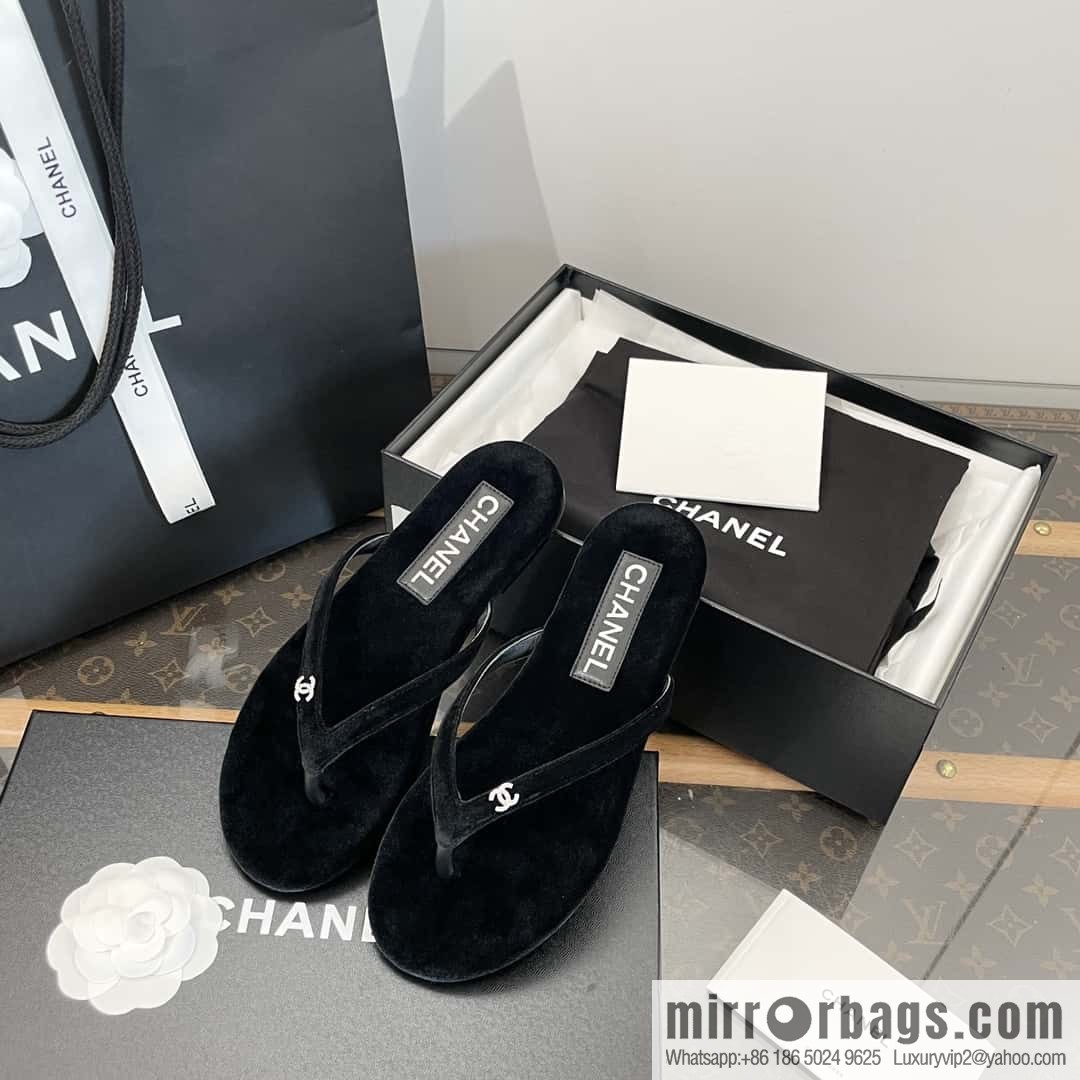 CHANEL Xiaoxiang spring and summer velvet, double C rhinestone buckle flip-flop slippers