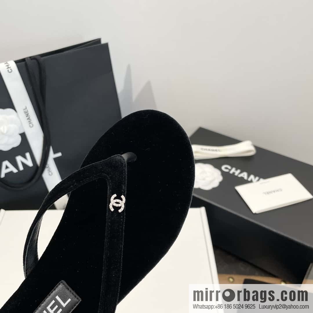 CHANEL Xiaoxiang spring and summer velvet, double C rhinestone buckle flip-flop slippers