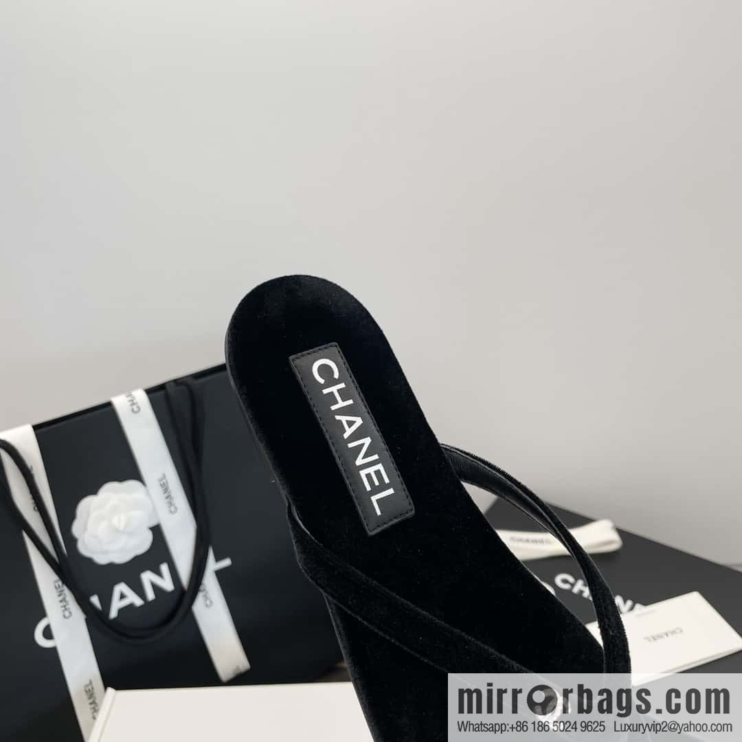 CHANEL Xiaoxiang spring and summer velvet, double C rhinestone buckle flip-flop slippers