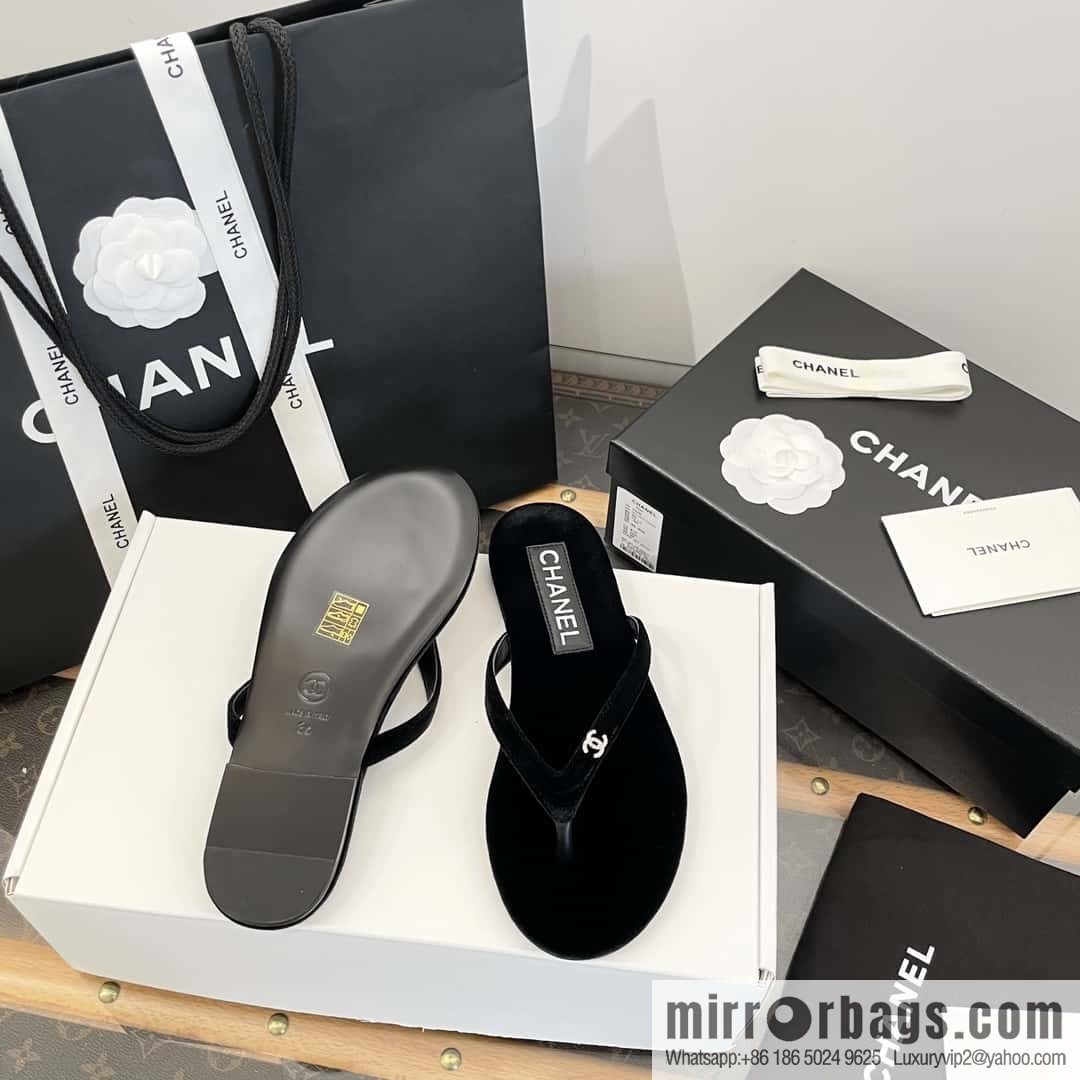 CHANEL Xiaoxiang spring and summer velvet, double C rhinestone buckle flip-flop slippers