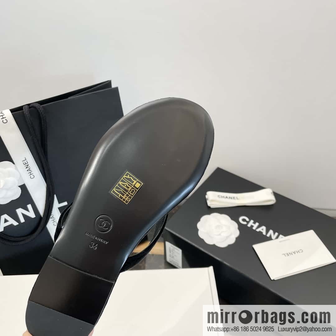 CHANEL Xiaoxiang spring and summer velvet, double C rhinestone buckle flip-flop slippers