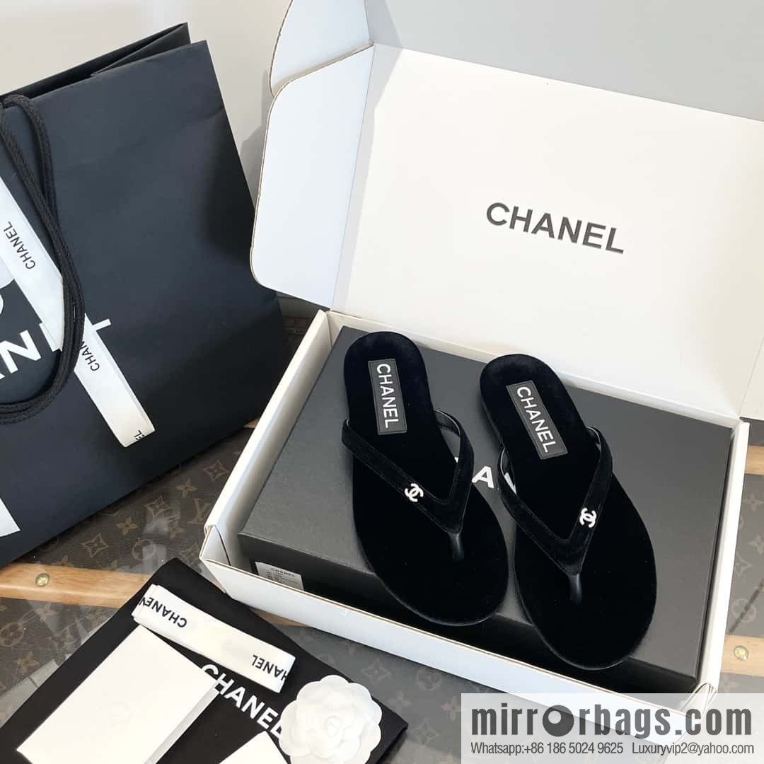 CHANEL Xiaoxiang spring and summer velvet, double C rhinestone buckle flip-flop slippers