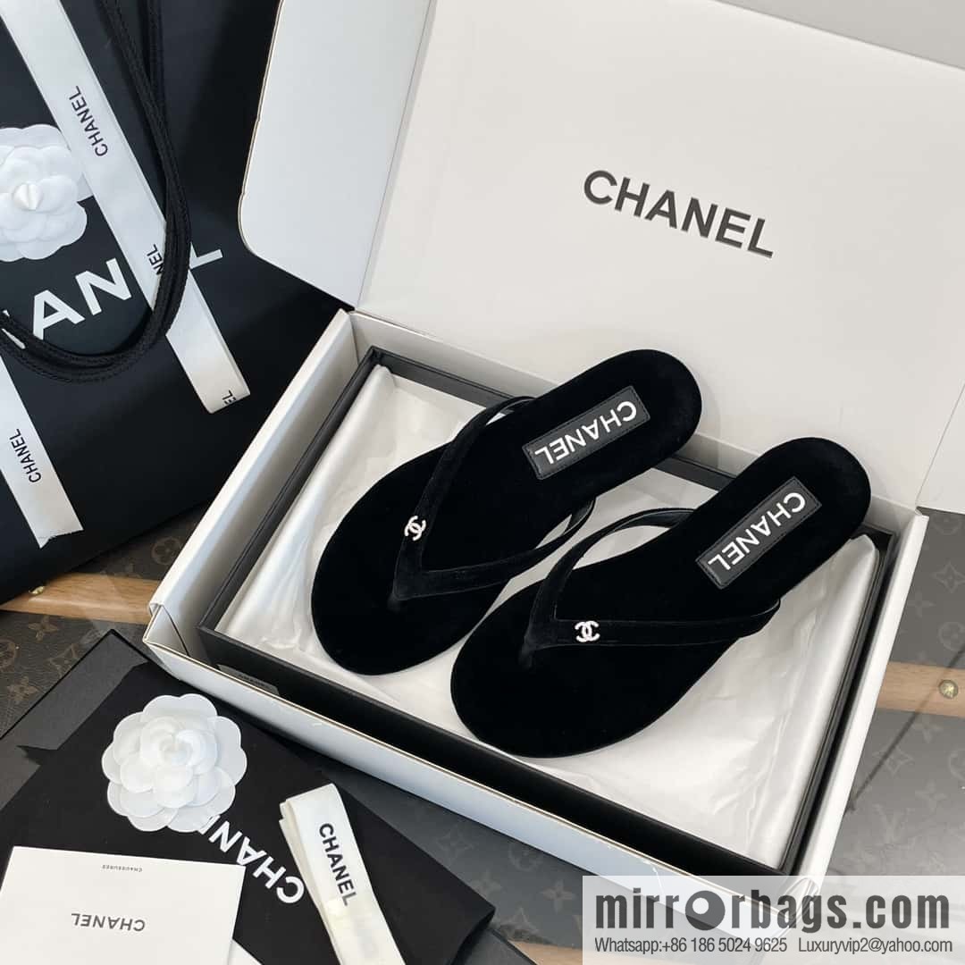CHANEL Xiaoxiang spring and summer velvet, double C rhinestone buckle flip-flop slippers