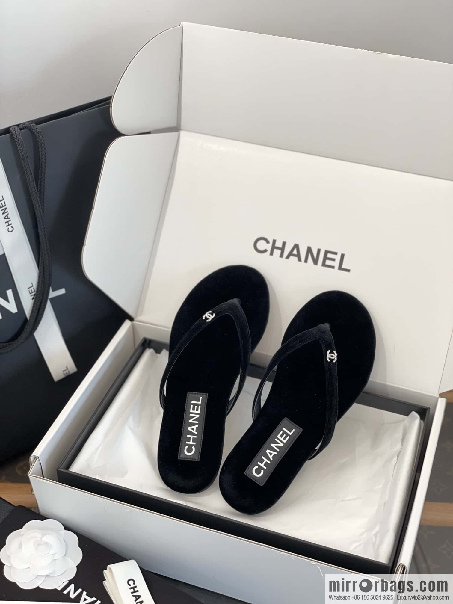 CHANEL Xiaoxiang spring and summer velvet, double C rhinestone buckle flip-flop slippers