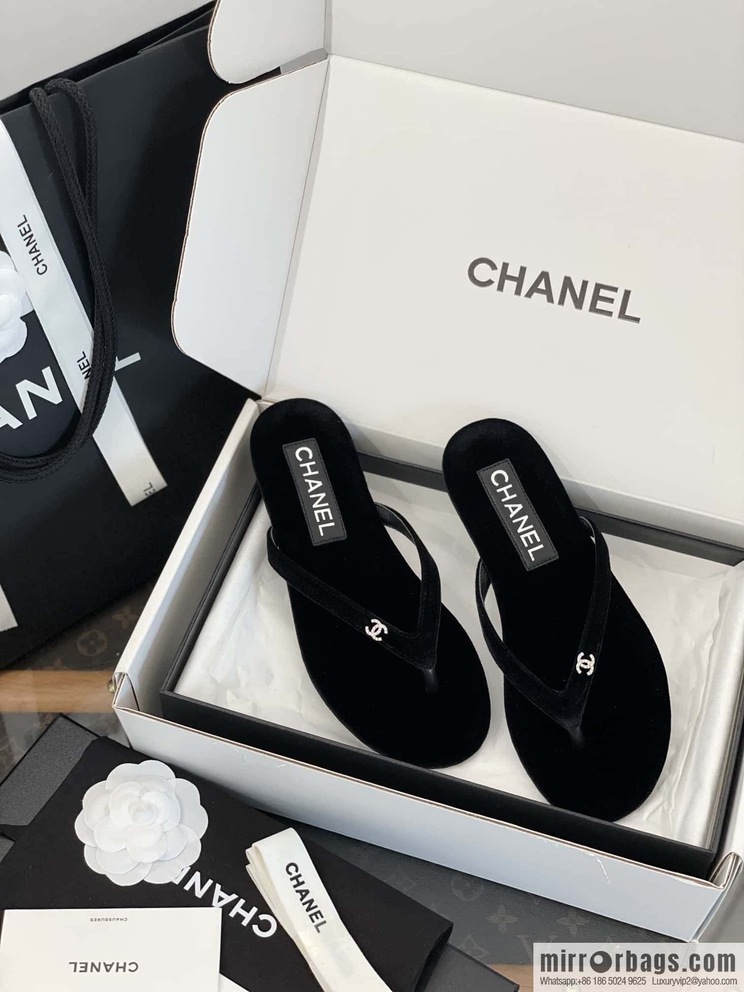 CHANEL Xiaoxiang spring and summer velvet, double C rhinestone buckle flip-flop slippers