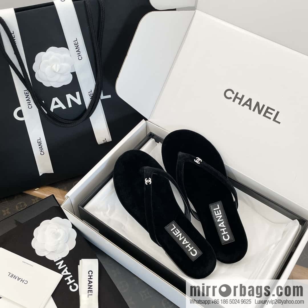 CHANEL Xiaoxiang spring and summer velvet, double C rhinestone buckle flip-flop slippers