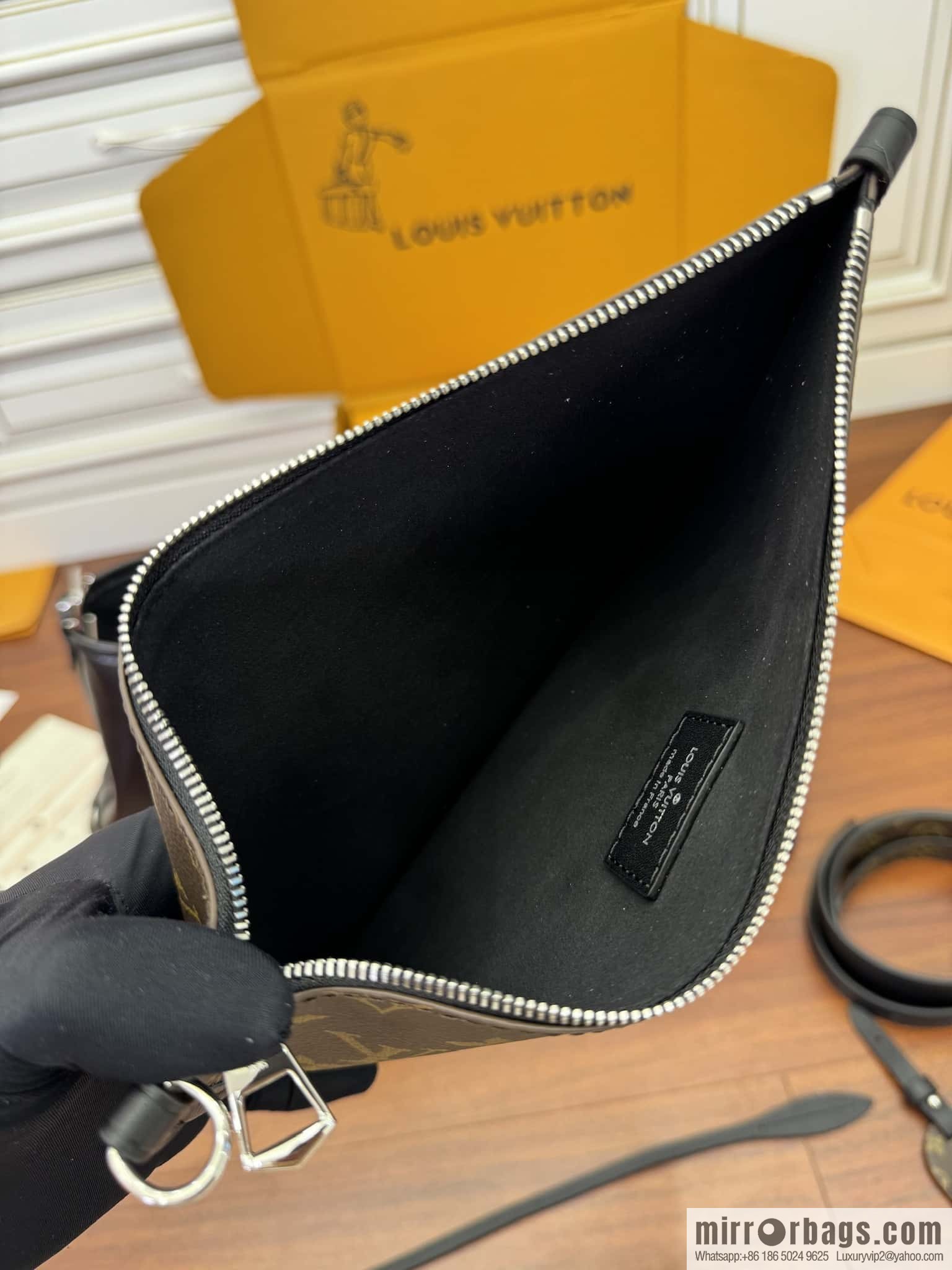 LV M25143 New CARRYALL DARK medium handbag of the season