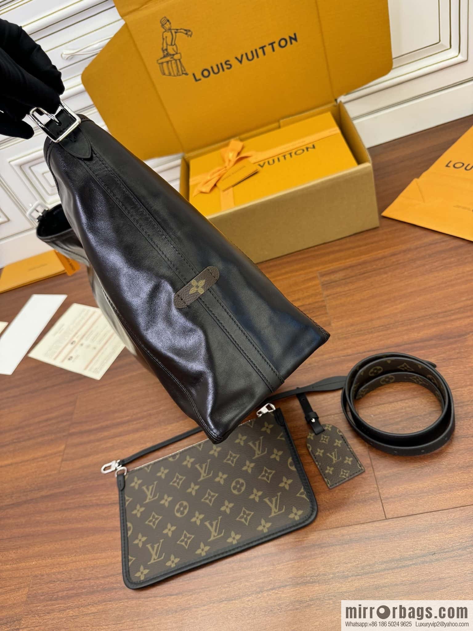 LV M25143 New CARRYALL DARK medium handbag of the season