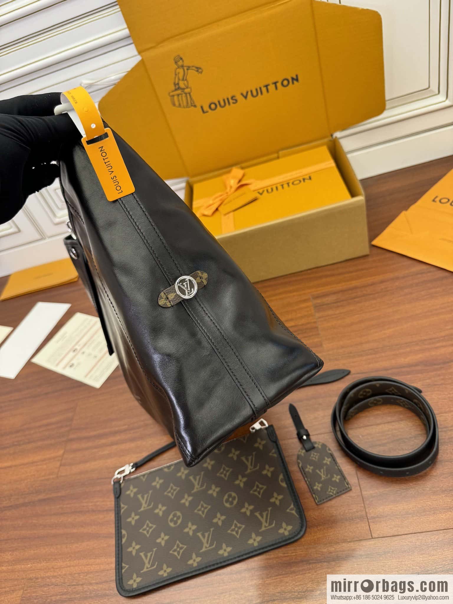 LV M25143 New CARRYALL DARK medium handbag of the season