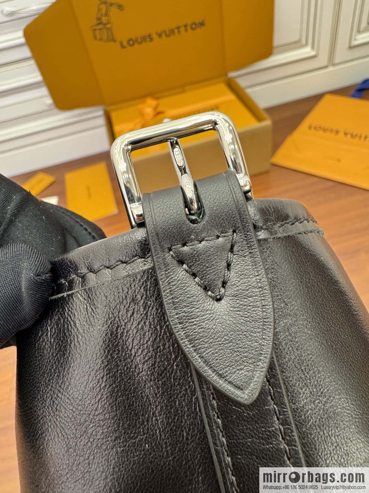 LV M25143 New CARRYALL DARK medium handbag of the season